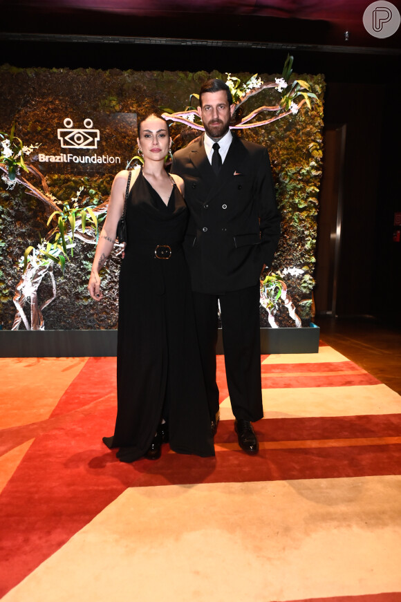 Vestido preto com design minimalista e cintura marcada foi aposta de Cleo: cantora foi ao evento com o marido, Leandro D'Lucca