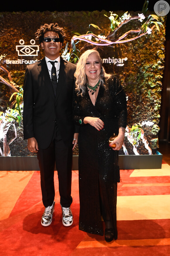 Vestido preto decotado com mangas e brilho foi aposta da apresentadora Astrid Fontenelle: ela foi ao evento com o filho Gabriel