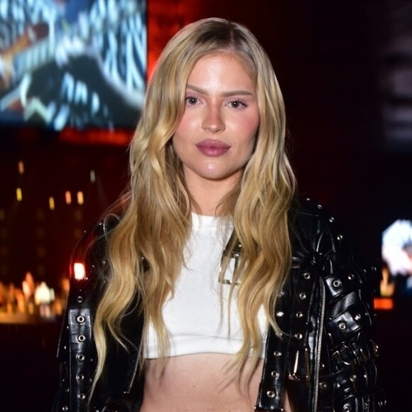 Ainda para Blogueirinha, Luísa Sonza afirmou que agora está "bem melhor psicologicamente" e medicada para depressão. Na foto, a cantora posa em 27 de novembro de 2023, ao prestigiar um show de Caetano Veloso