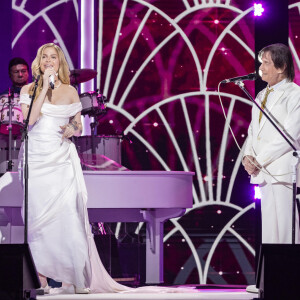 Luísa Sonza cantou Chico no especial de fim de ano de Roberto Carlos, gravado em 30 de novembro de 2023. respeitando tradições do rei, ela foi com um look leve e vestido branco