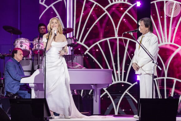 Luísa Sonza cantou Chico no especial de fim de ano de Roberto Carlos, gravado em 30 de novembro de 2023. respeitando tradições do rei, ela foi com um look leve e vestido branco