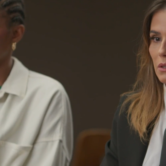 O estilo de Lara (Deborah Secco) busca a elegância em cena a personagem de 'Elas por Elas' já surgiu usando gravata preta combinada com um blazer