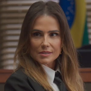 Lara (Deborah Secco) não chega nem perto da maldade de Agatha (Eliane Giardini), mas o figurino da Globo fez essa repetição de 'look' com 'Elas por Elas' e 'Terra e Paixão'