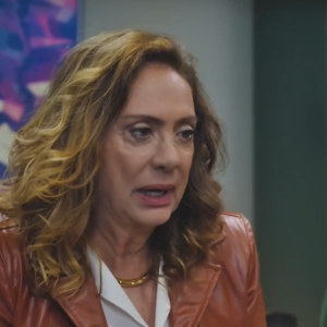 Agatha (Eliane Giardini) surgiu em cena com um maxi colar que chamou à atenção do público mais atento da Globo