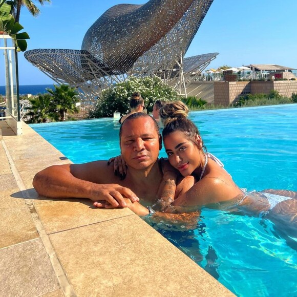 A relaçnao do pai de Neymar com os clientes da construtora parecia ir além, já que ele supostamente participava de reuniões de negócios com compradores