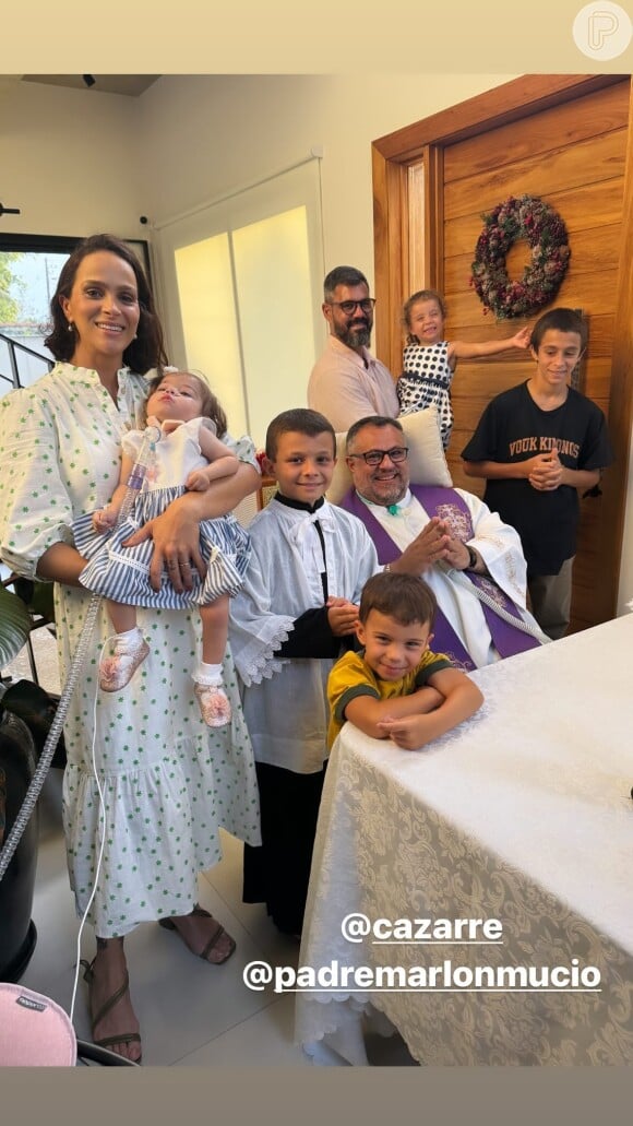 Juliano Cazarré e Letícia Cazarré reuniram os cinco filhos em missa em casa