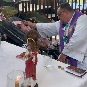 Filha de Juliano Cazarré e Letícia Cazarré participou de sua primeira missa, celebrada pelo padre Márlon Múcio