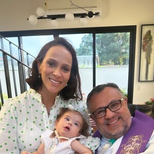 Filha de Juliano Cazarré e Letícia Cazarré, Maria Guilhermina posou para foto com a mãe e o padre Márlon Múcio