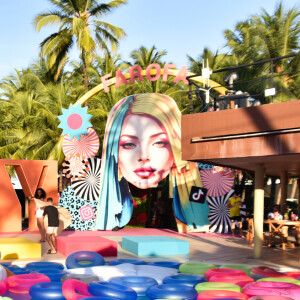 Farofa da Gkay 2023: decoração traz muitos elementos que tornam o ambiente a cara do verão