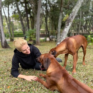 Ana Hickmann é apaixonada por cachorros