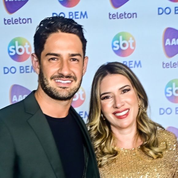 Rebeca Abravanel evidenciou a barriga de gravidez ao lado de Alexandre Pato no 'Teleton 2023'