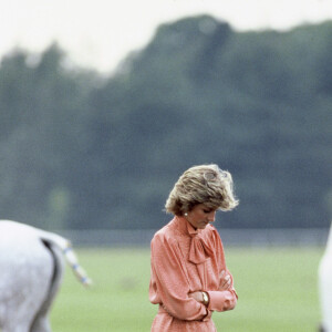 O look com laço de Princesa Diana deu ar romântico ao tom de pêssego Peach Fuzz