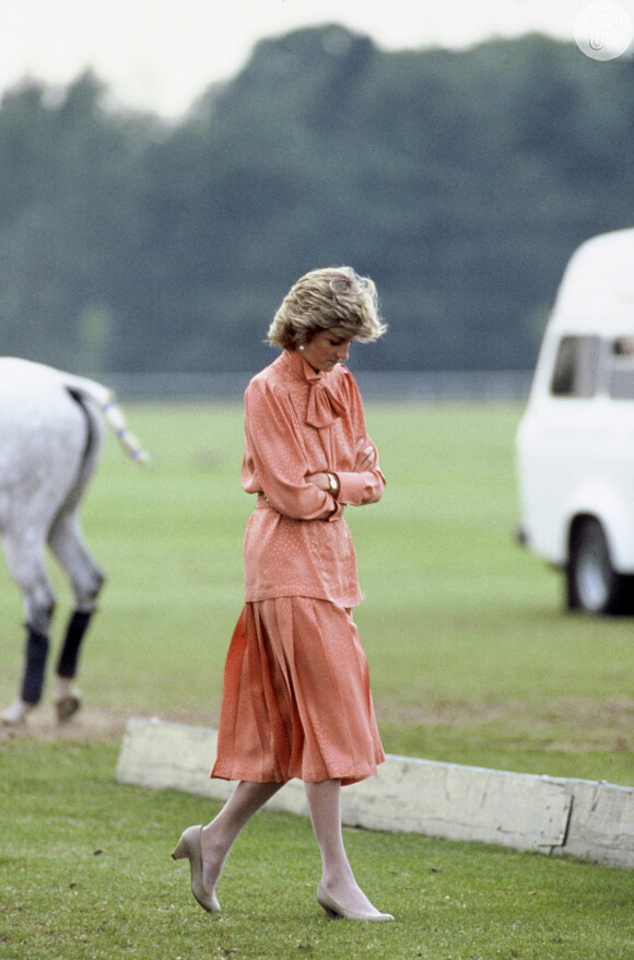 O look com laço de Princesa Diana deu ar romântico ao tom de pêssego Peach Fuzz