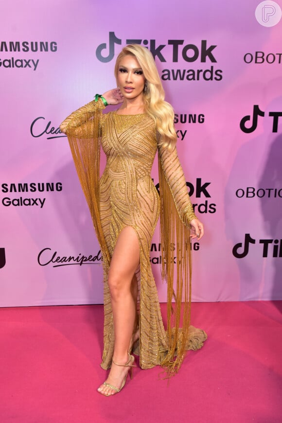 Karoline Lima arrasou em vestido elegante com fenda para a premiação TikTok Awards 2023
