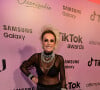 Ana Maria Braga escolheu um vestido preto com transparência e alguns cristais para a premiação TikTok Awards 2023, em São Paulo, em 12 de dezembro de 2023
