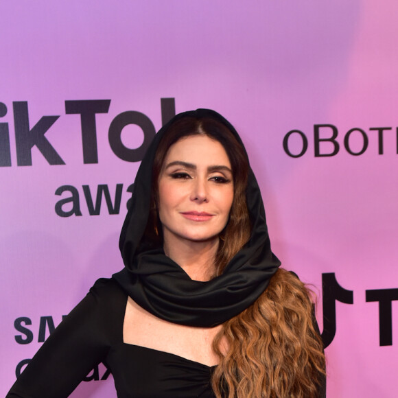Giovanna Antonelli foi de all black para a premiação TikTok Awards 2023 e acrescentou um véu à produção