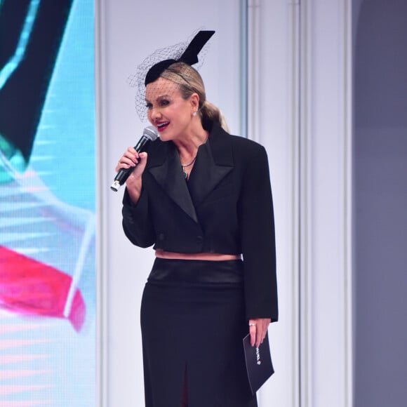 Eliana também apostou no look all black para o TikTok Awards 2023 e acrescentou um fascinator