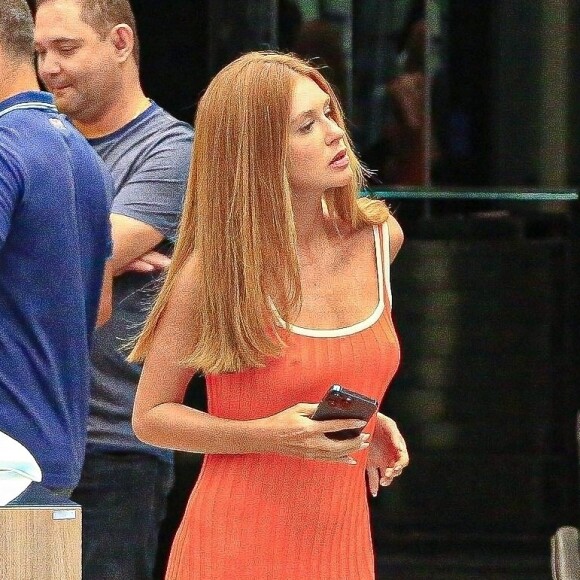 Marina Ruy Barbosa não desgrudou do seu smartphone