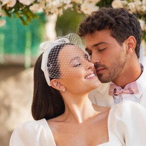 Larissa Manoela escolheu um vestido romântico para se casar com André Luiz Frambach