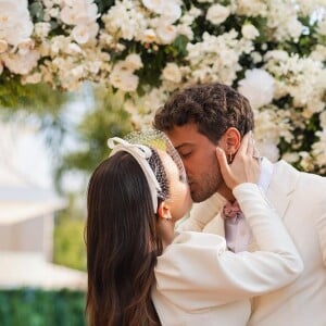 Beijo de Larissa Manoela em André Luiz Frambach foi um dos destaques das fotos do casamento dos atores