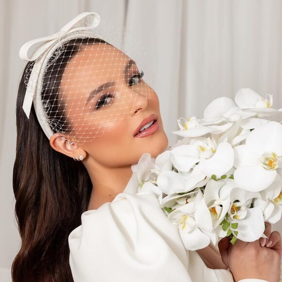 Look de noiva de Larissa Manoela tinha cabelo solto e buquê de orquídeas