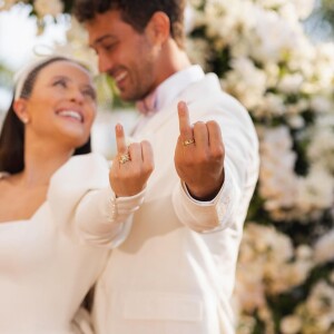 Larissa Manoela e André Luiz Frambach posaram exibindo as alianças para foto no casamento