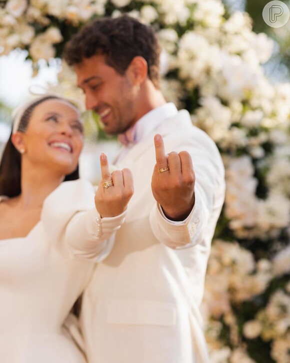 Larissa Manoela e André Luiz Frambach posaram exibindo as alianças para foto no casamento