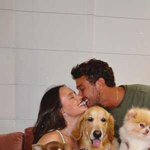 Usando um vestido verde claro, Larissa Manoela postou foto de natal com o marido André Luiz Frambach e seus dogfilhos