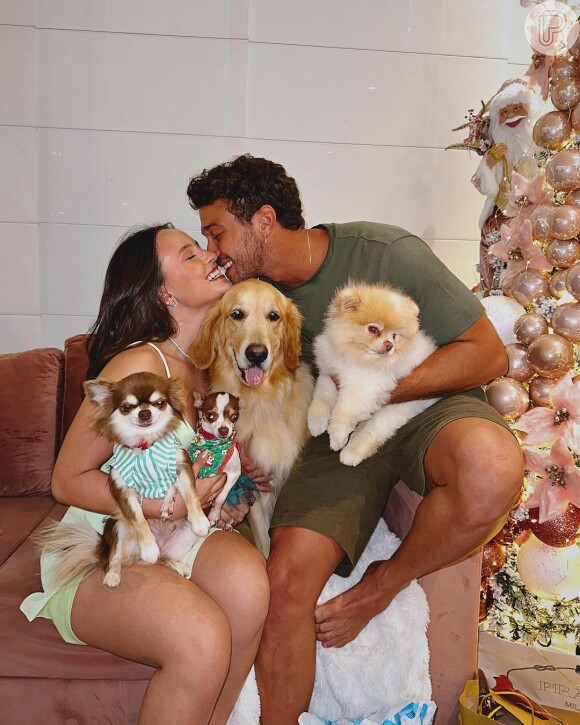 Usando um vestido verde claro, Larissa Manoela postou foto de natal com o marido André Luiz Frambach e seus dogfilhos