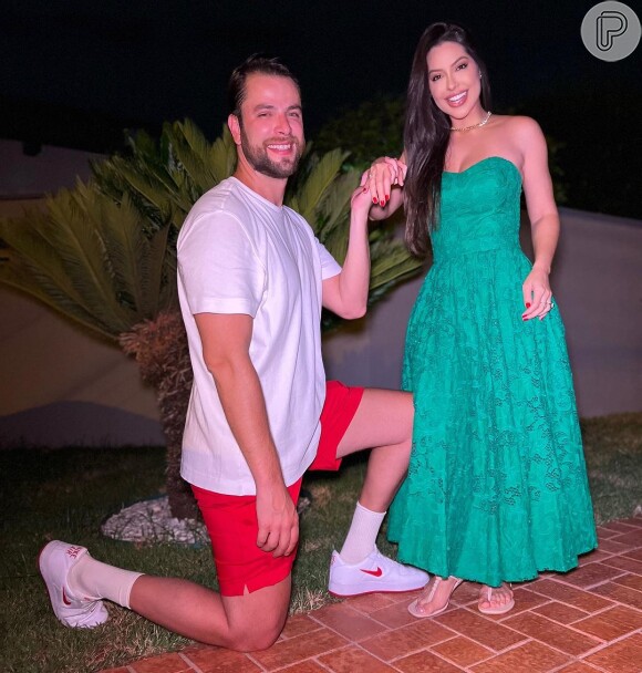 A ex-BBB Laís Caldas foi pedida em casamento no natal de 2023, enquanto usava um vestido verde, por Gustavo
