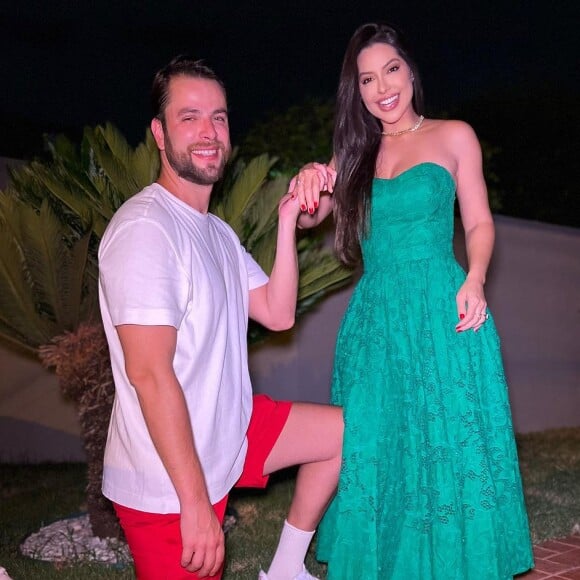 A ex-BBB Laís Caldas foi pedida em casamento no natal de 2023, enquanto usava um vestido verde, por Gustavo