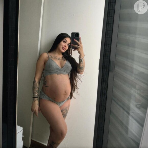 MC Mirella dividiu opiniões nas redes sociais ao transformar o parto da bebê em um reality show