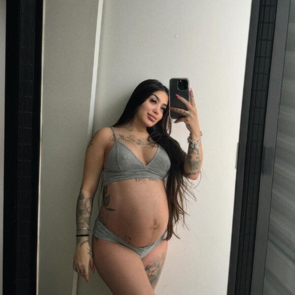MC Mirella dividiu opiniões nas redes sociais ao transformar o parto da bebê em um reality show