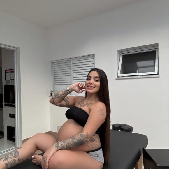 MC Mirella sofreu duras críticas no Instagram. 'Transformando o nascimento da filha num grande circo, coisa feia demais', disse uma internauta