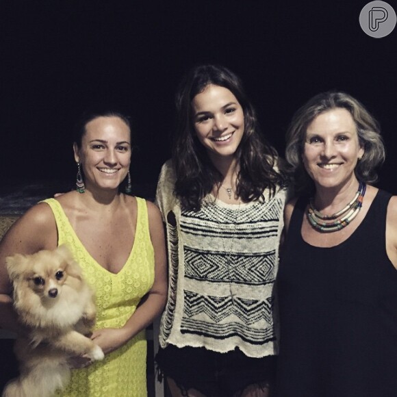 Passando o final de semana com Marlon Teixeira em Florianópolis, Bruna Marquezine posou ao lado da tia e da avó do modelo na noite de sábado, 17 de janeiro de 2015