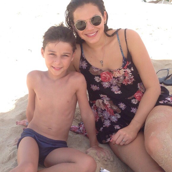 Bruna Marquezine está passando o final de semana com Marlon Teixeira em Florianópolis. Na manhã de sábado, o casal curtiu o mar da Praia Brava, situada ao norte da ilha de Santa Catarina. De noite, Bruna e Marlon visitaram a família do modelo. A artista posou para fotos com a avó e a tia de Marlon e foi elogiada: 'Além de linda, uma simpatia!'