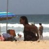 Bruna Marquezine relaxou com Marlon Teixeira na Praia Brava