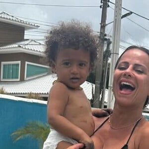 Neste sábado (30), Viviane Araujo curtiu um dia de piscina ao lado do filho e de familiares