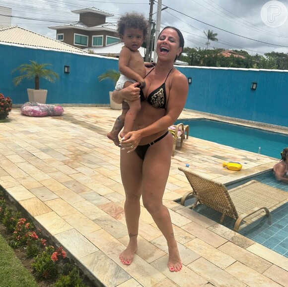 Neste sábado (30), Viviane Araujo curtiu um dia de piscina ao lado do filho e de familiares