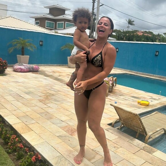 Neste sábado (30), Viviane Araujo curtiu um dia de piscina ao lado do filho e de familiares