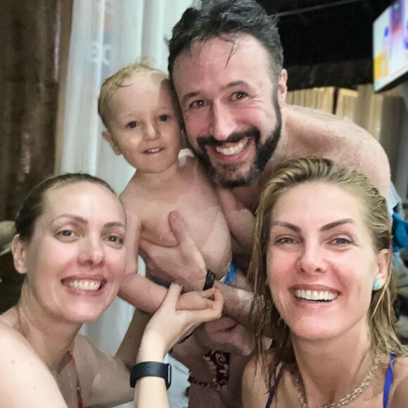 Ana Hickmann, na foto com a família, enfrentou fim traumático do casamento de 25 anos com Alexandre Correa