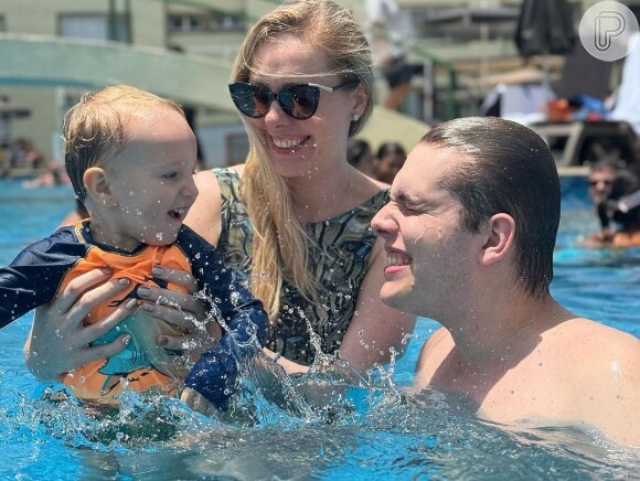 Ana Hickmann se diverte em piscina com a família em fotos compartilhadas em 31 de dezembro de 2023
