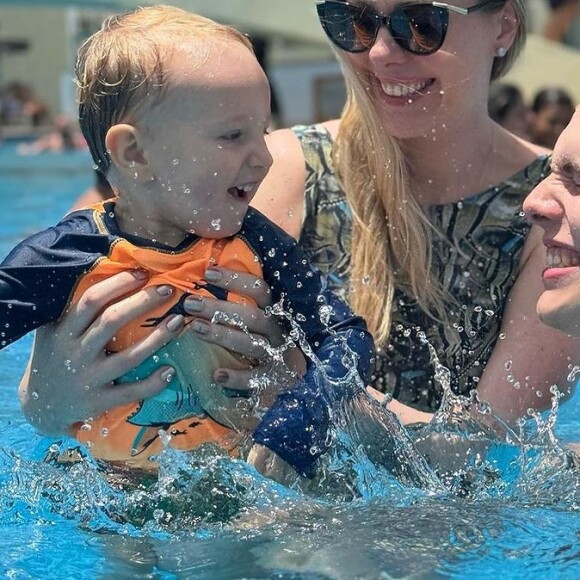 Ana Hickmann se diverte em piscina com a família em fotos compartilhadas em 31 de dezembro de 2023