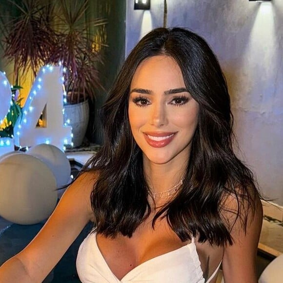 Sem Neymar no Ano Novo, Bruna Biancardi posou com look longo branco e com recorte marcante