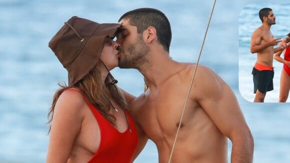 De maiô vermelho, Fernanda Paes Leme destaca barriga de 5 meses de gravidez e beija noivo em praia de Noronha. Fotos!