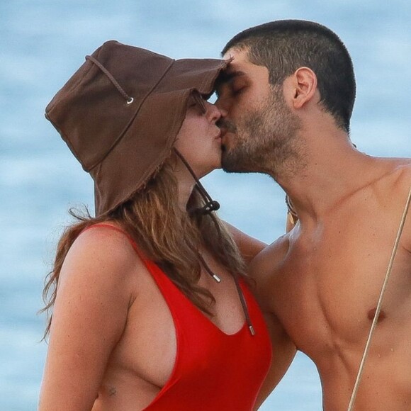 Gravidez de Fernanda Paes Leme: de maiô vermelho, atriz destacou barriguinha de 5 meses em praia de Fernando de Noronha, Pernambuco, no 1º dia de 2024