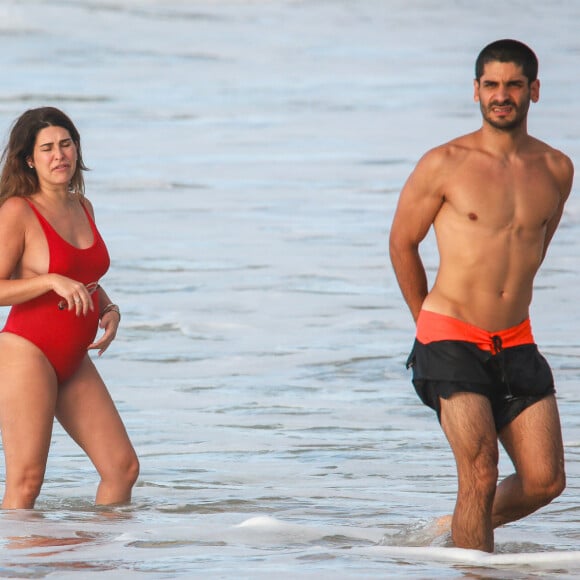 Gravidez de Fernanda Paes Leme: atriz e o noivo, Victor Sampaio, se refrescaram em praia