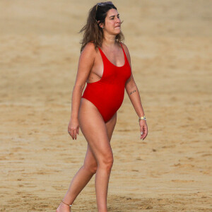 Gravidez de Fernanda Paes Leme: atriz apostou em maiô vermelho para primeiro dia de praia em 2024