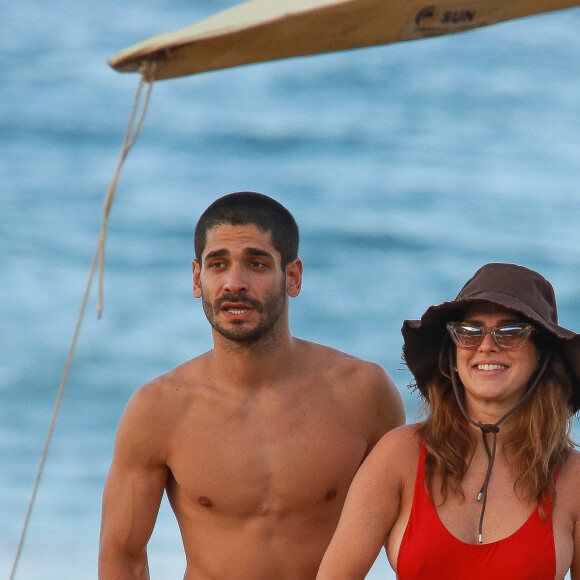 Fernanda Paes Leme, grávida de uma menina, Pilar, foi à praia com o noivo, Victor Sampaio