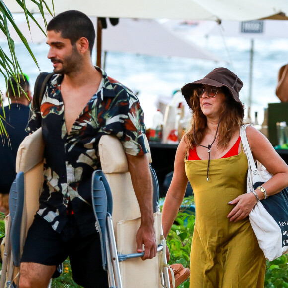 Fernanda Paes Leme, grávida de uma menina, usou saída de praia verde em Fernando de Noronha